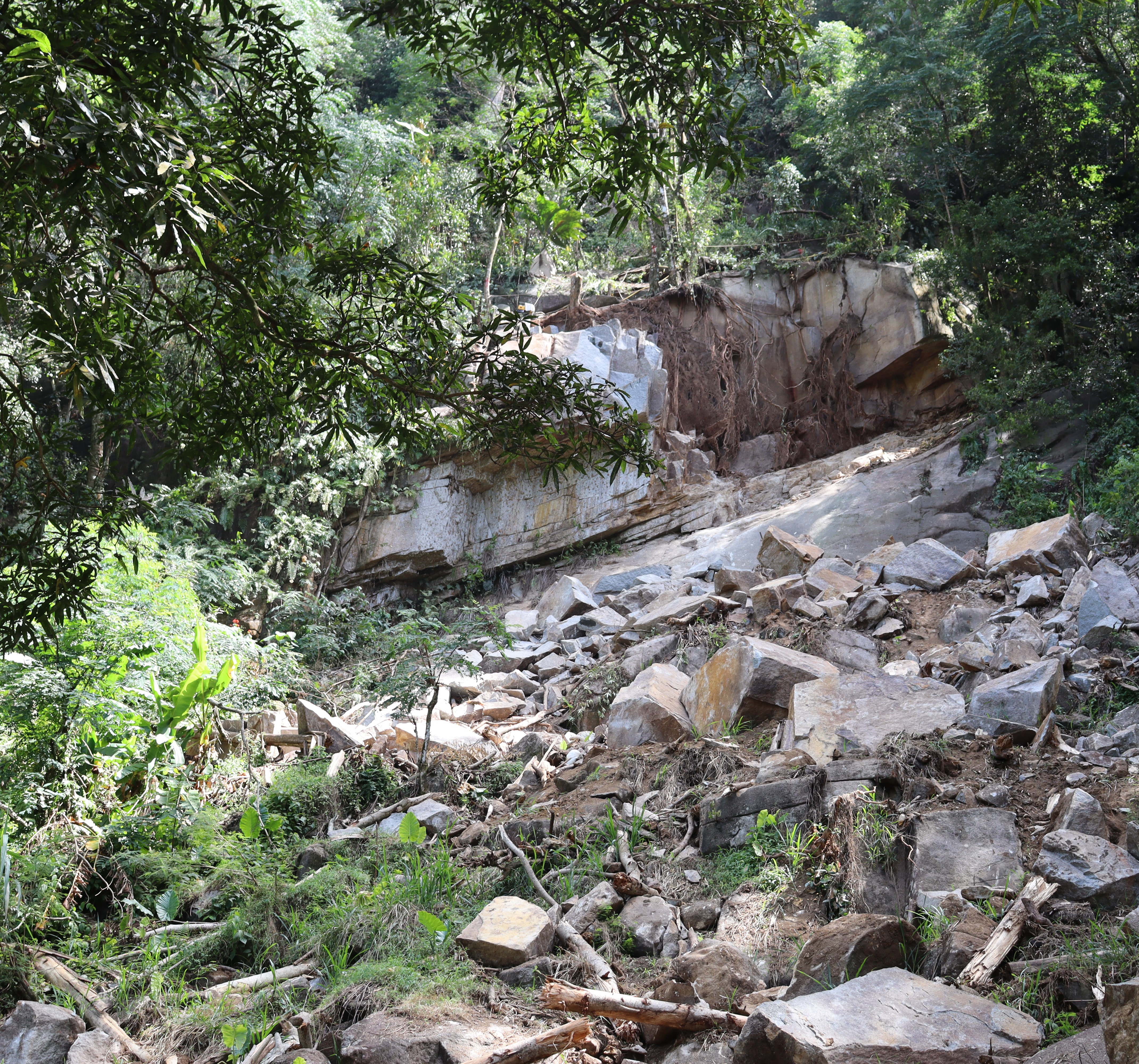 The Minister of Internal Affairs visits Beolière rockfall site